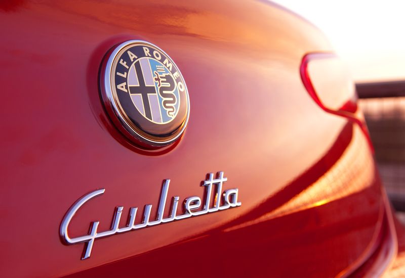 2012-alfa-romeo-giulietta-tct-24small.jpg