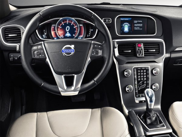 2013-Volvo-V40-interior-1.jpg